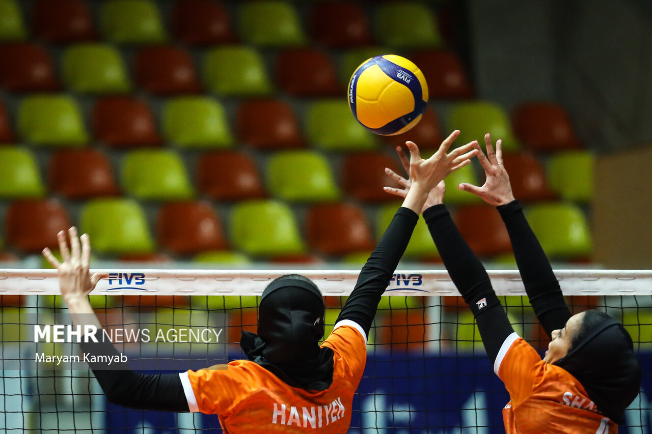 دیدار والیبال تیم های بانوان سایپا و ذوب آهن