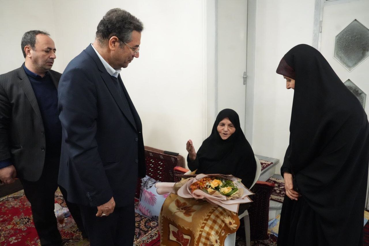 دیدار وزیر راه و شهرسازی با خانواده شهیدان رستمی و میرزایی