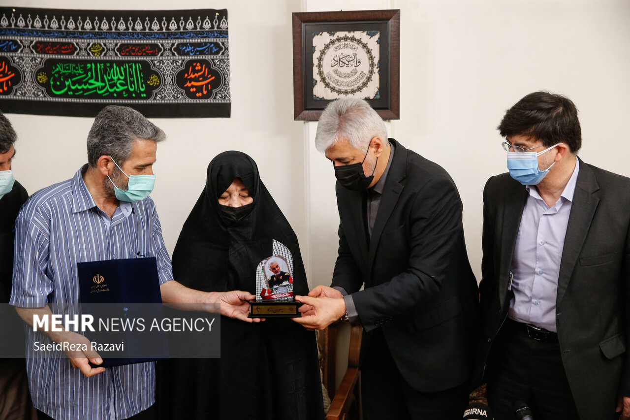 دیدار وزیر ورزش و جوانان با خانواده شهید مهدی رضایی مجد