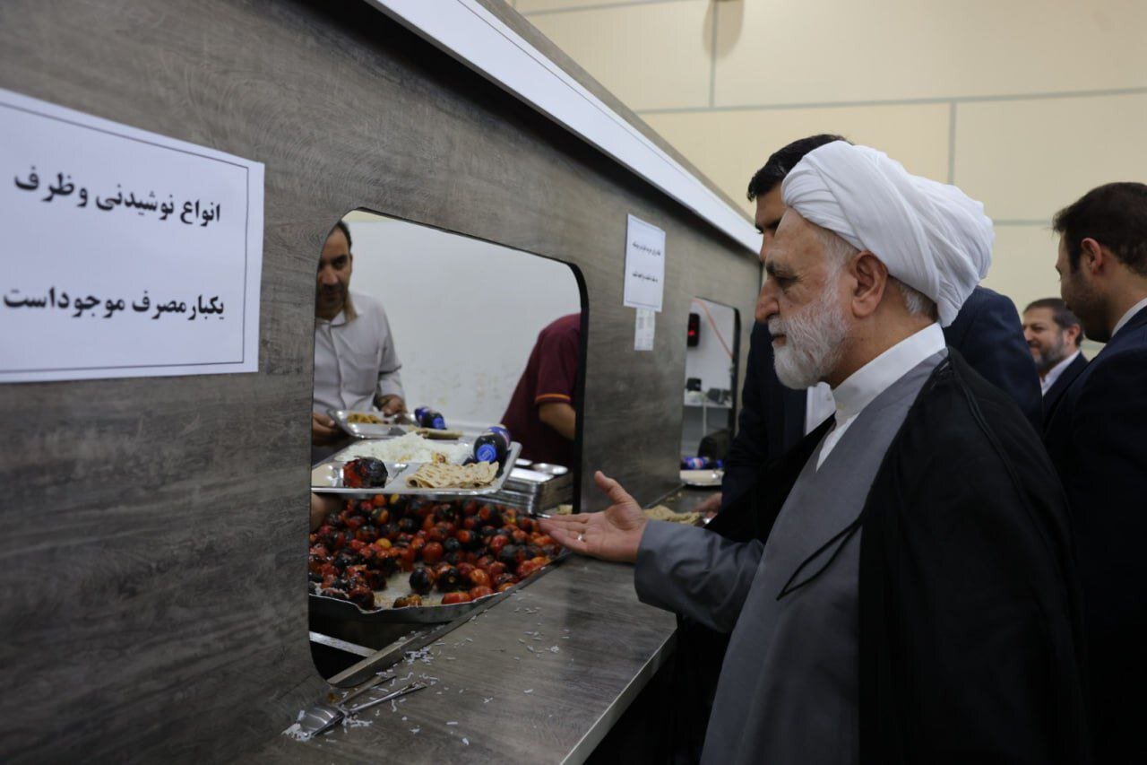رئیس قوه قضاییه ناهار را با دانشجویان دانشگاه ایلام صرف کرد