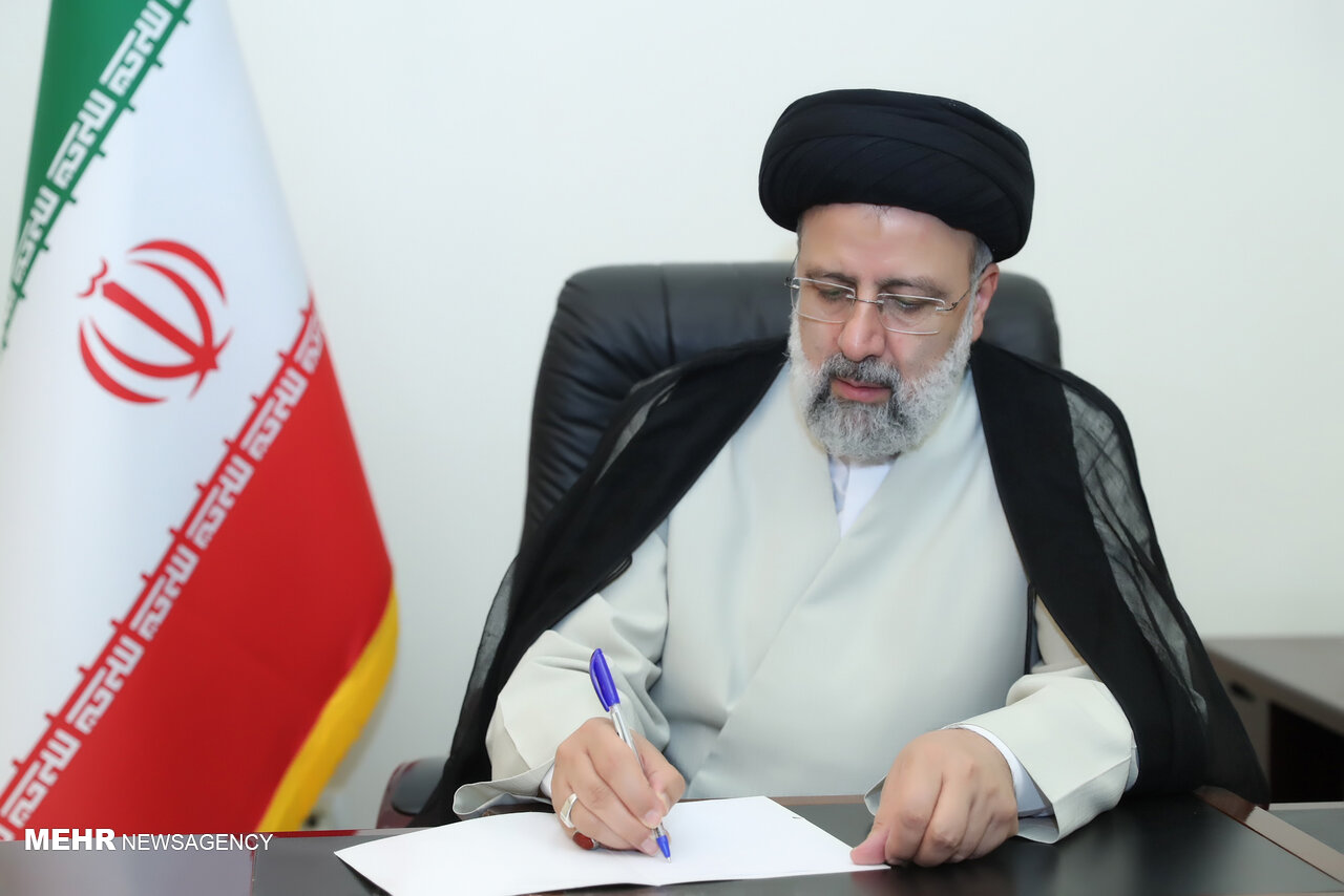 رئیسی قهرمانی تیم ملی کشتی فرنگی امید را تبریک گفت