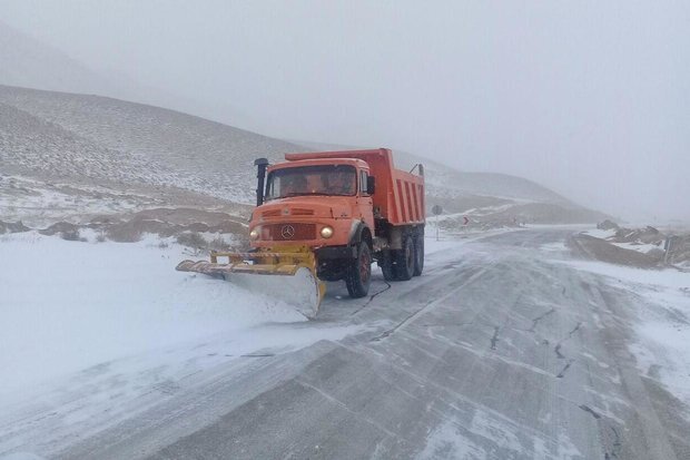 راههای مسدود بازگشایی شد/امدادرسانی به ۱۶۹ خودرو گرفتار دربرف