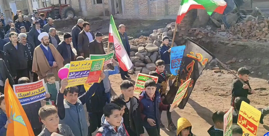 راهپیمایی ۲۲ بهمن در روستای زلزله زده ولدیان خوی