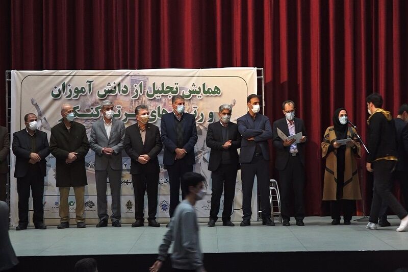 رتبه‌های برتر کنکور در کردستان مورد تجلیل قرار گرفتند