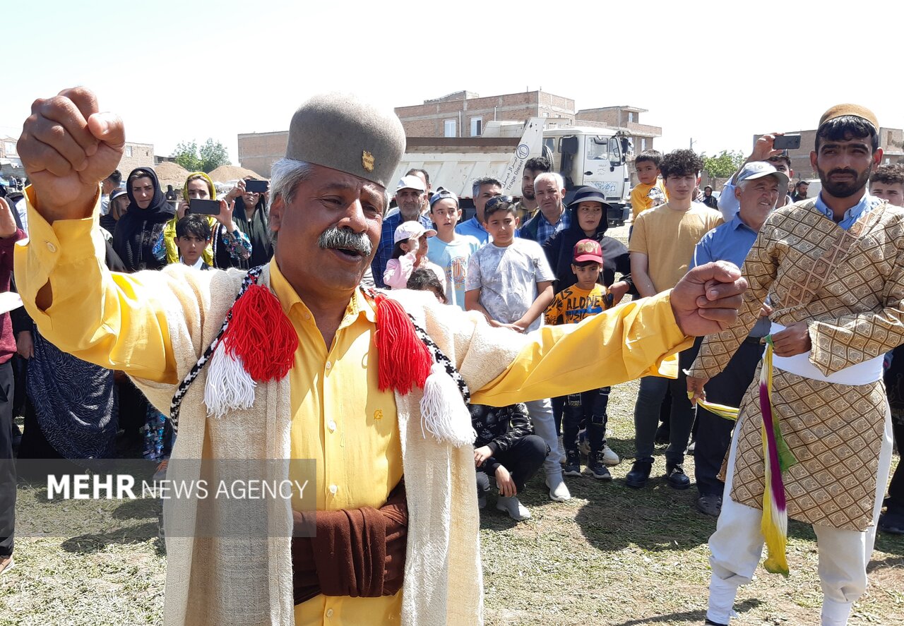 «رقص دستمال» در جشنواره بینالمللی کوچ عشایر مغان