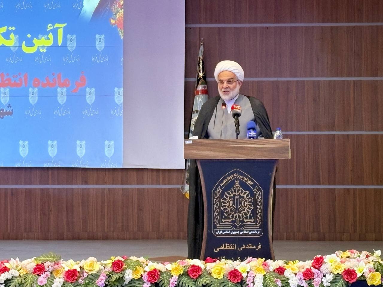 روحیه مردمداری و دوری از خودنمایی ویژگی عقل کامل انسان مسلمان است