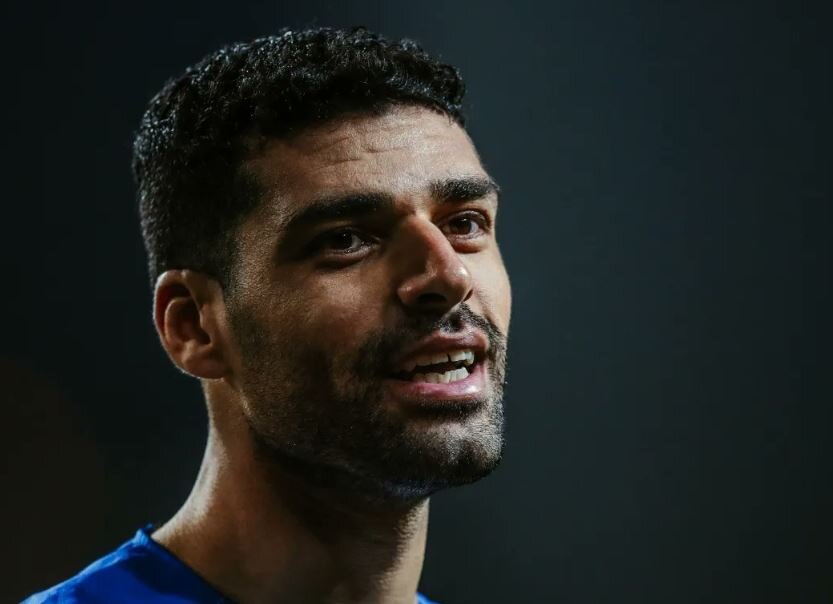 روز را با روزه سر میکند و شب با گل گرسنگیاش را برطرف میکند