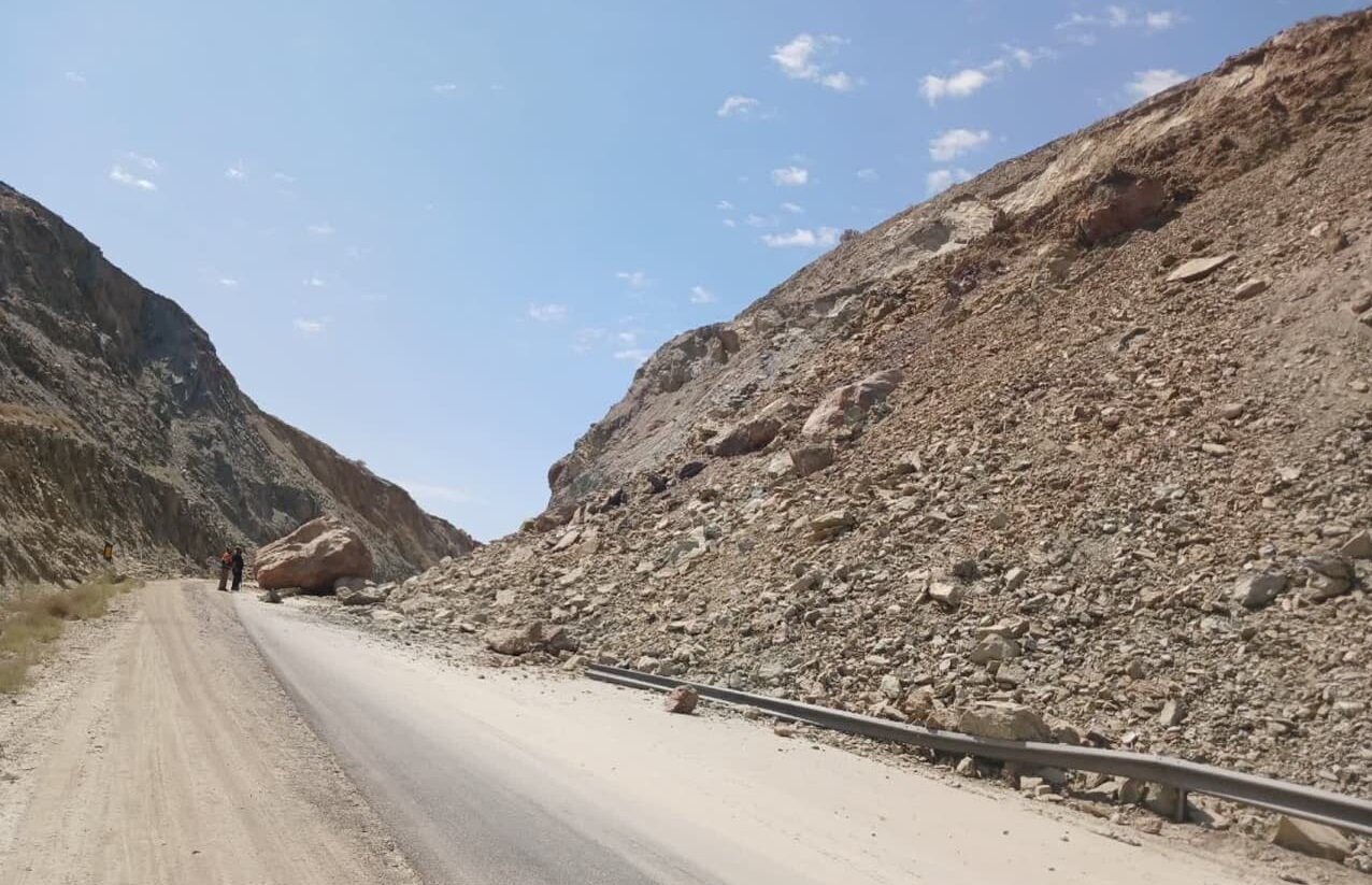 ریزش برداری سنگ‌ریزه‌ها در جاده مسیر سروآباد به کامیاران