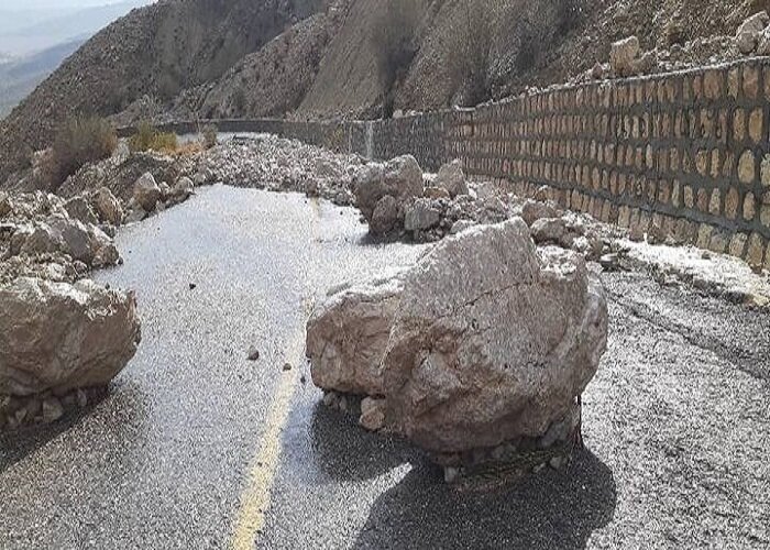 ریزش سنگ در محور کرج–کندوان؛ پاکسازی و بازگشایی مسیر توسط راهداران