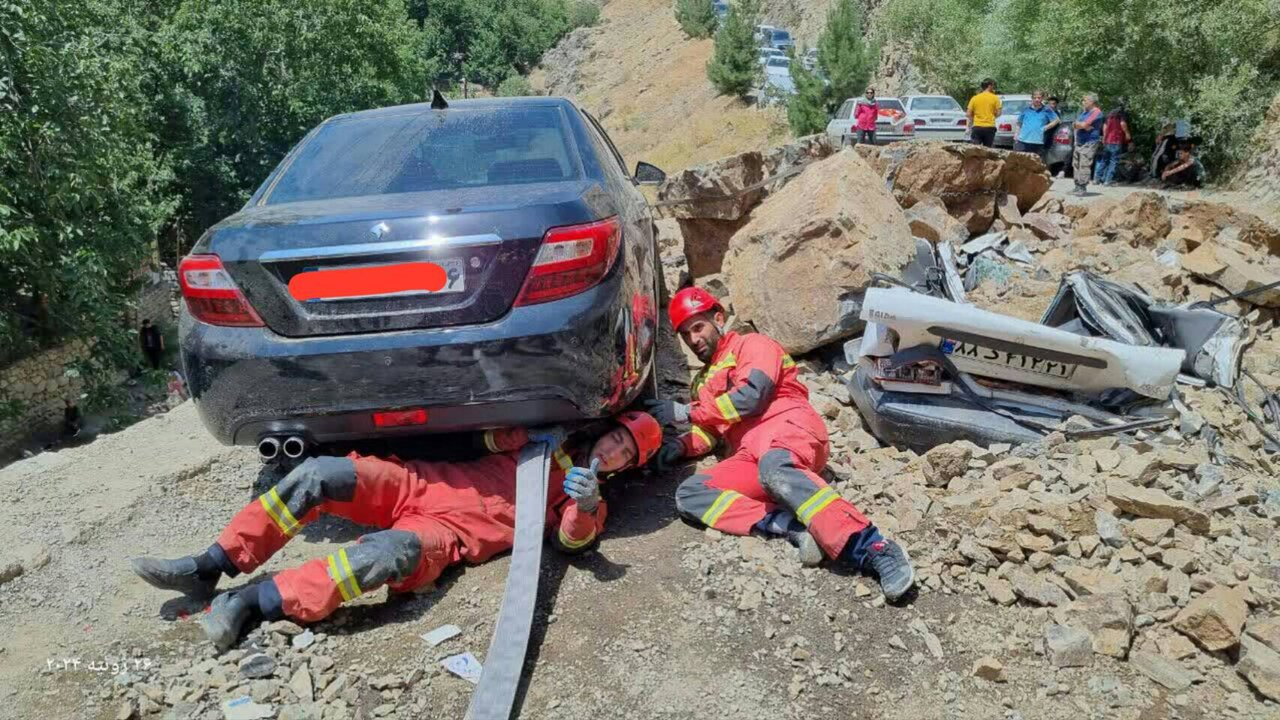 ریزش کوه در جاده امامزاده داوود؛ مصدومیت شدید ۳ نفر+عکس
