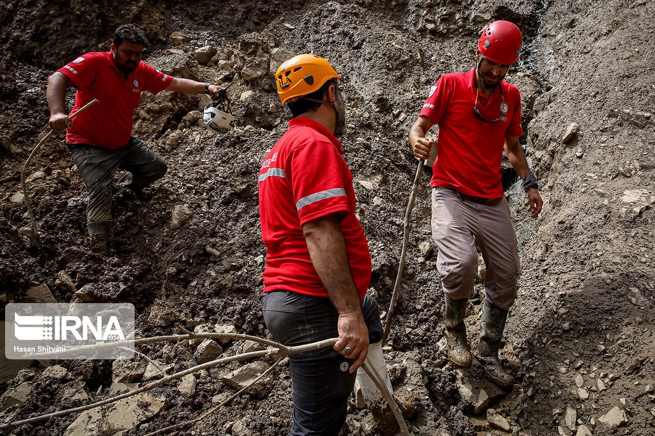 ریزش کوه مسیر امامزاده داود (ع) را مسدود کرد