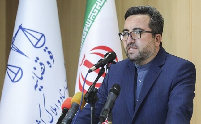 رییس سازمان ثبت رأی خود را به صندوق انداخت