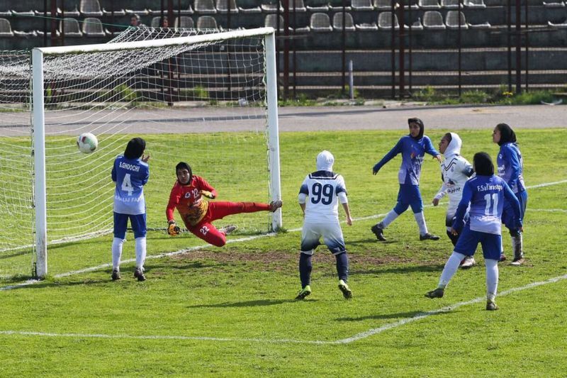 زارع باتری سنندج ملی پوشان شهرکرد را گلباران کرد