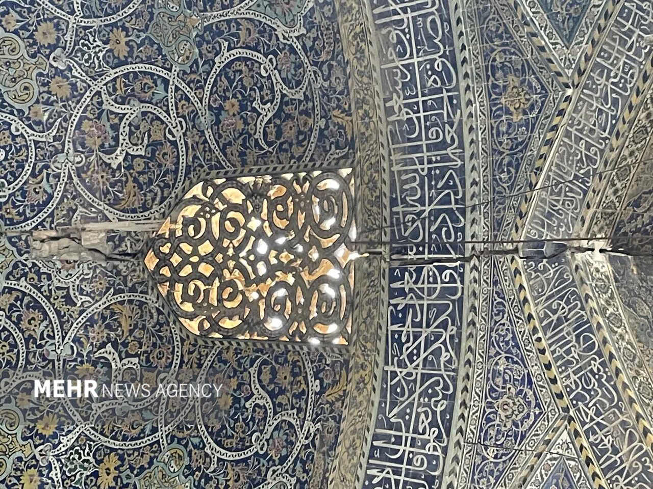 زخم کاری فرونشست بر میراث اصفهان/ گنبدهای فیروزهای ترک میخورند