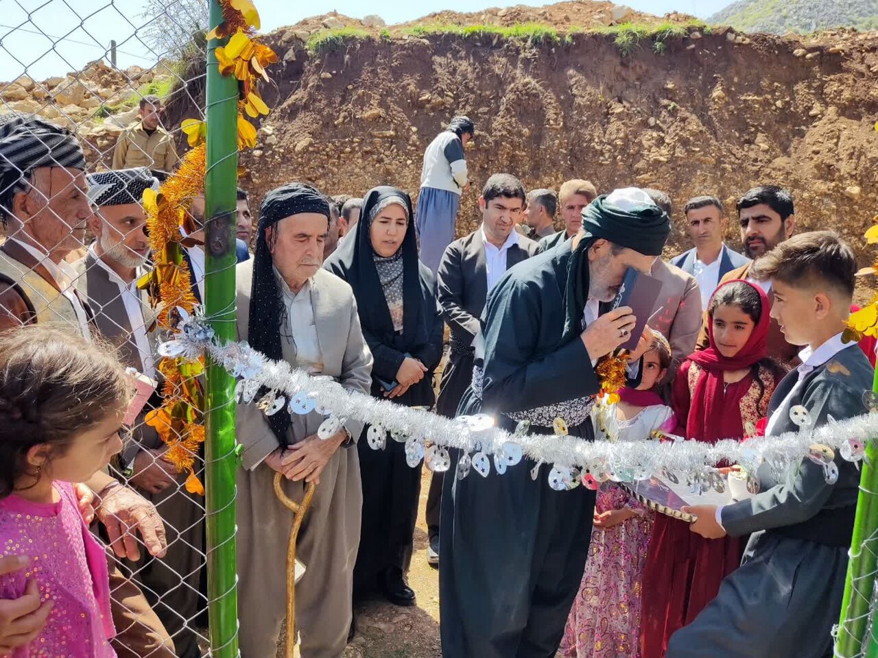 زمین چمن مصنوعی بهرام‌آباد سروآباد افتتاح شد