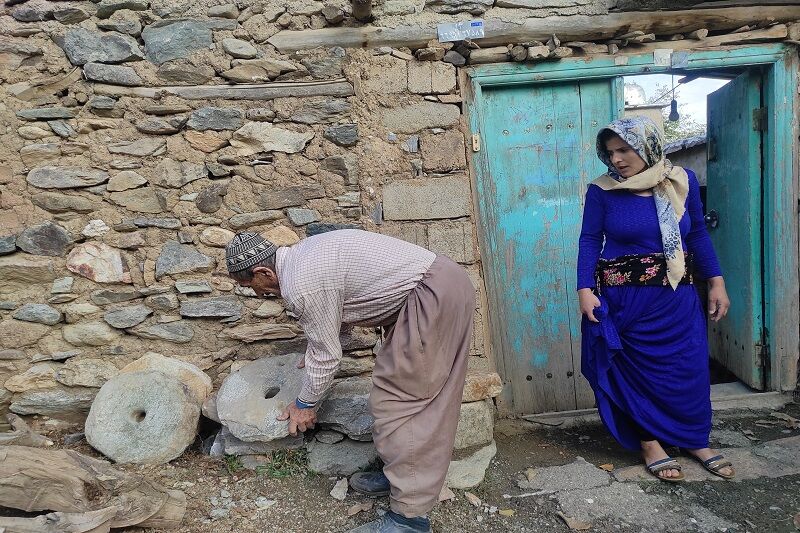 ساخت دستار ( آسیاب سنگی) در روستای نژو بانه
