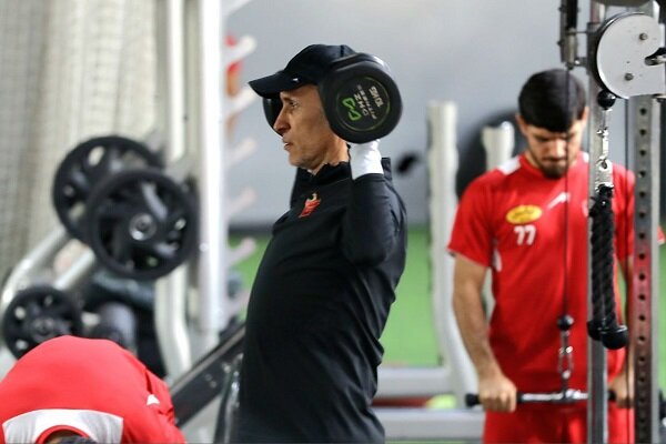 سرخ پوشان با گلمحمدی دست به وزنه شدند