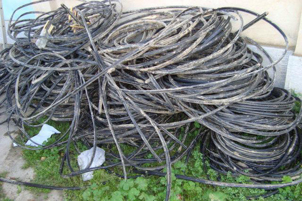 سرقت ۳۰ فقره کابل و پست مخابراتی در زمان مرخصی اززندان