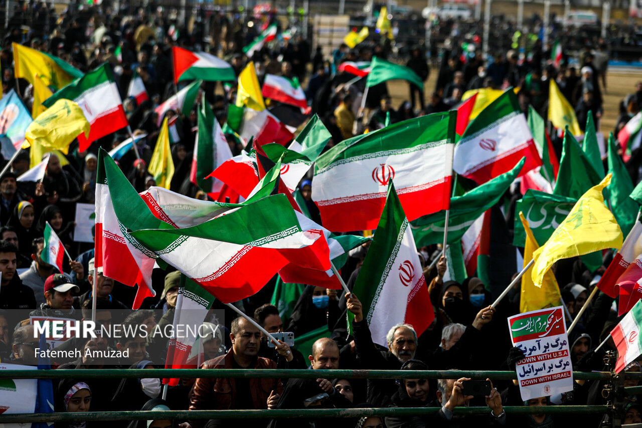 سرمای هوا حریف گروسیها نشد/ شکوه حماسه مردم در راهپیمایی ۲۲ بهمن