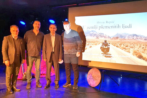 سرمربی تیم ملی فوتبال در مراسم معرفی کتاب «در سرزمین مردمان نجیب»