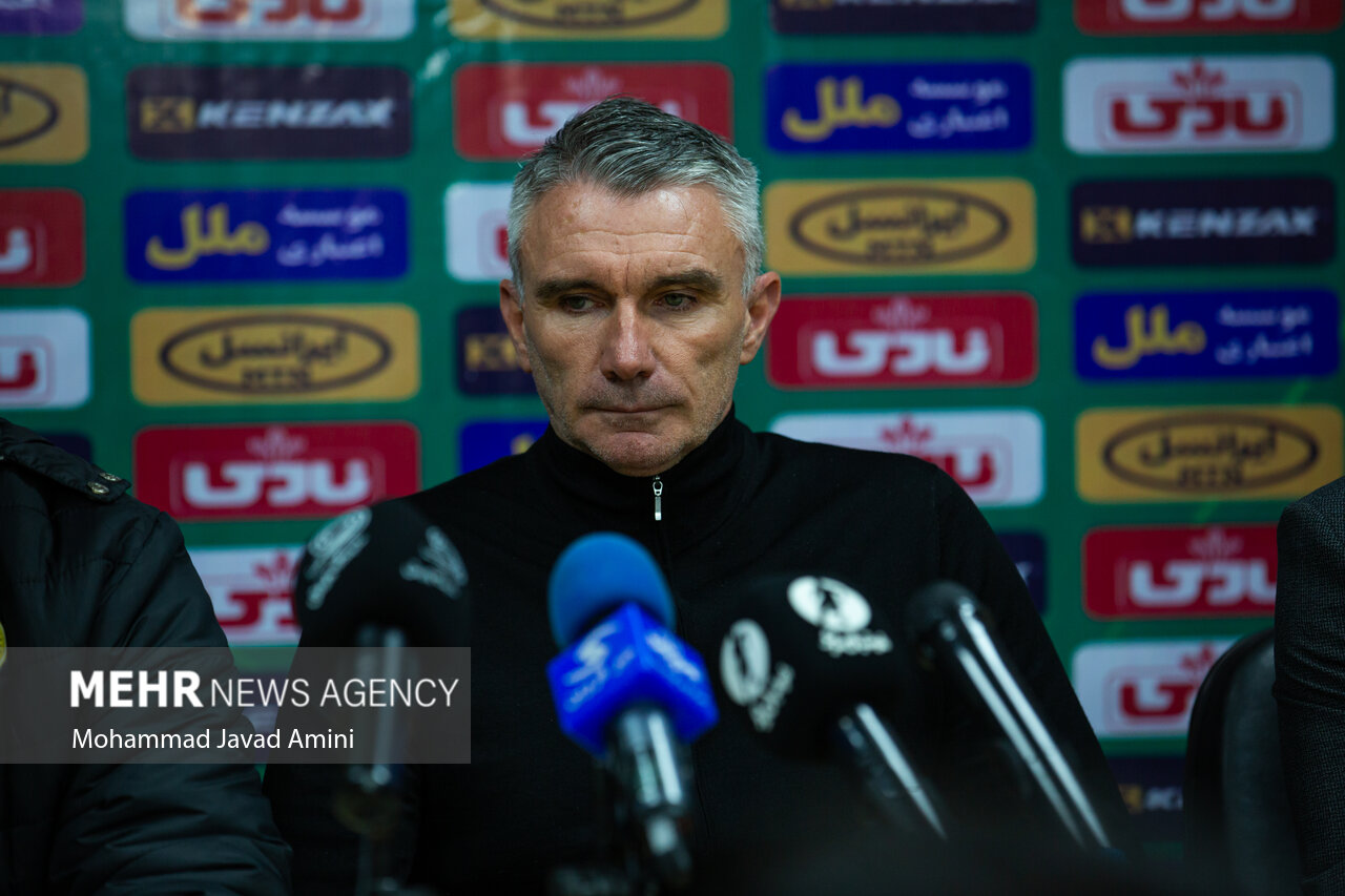 سرمربی سپاهان: از کسب ۱ امتیاز رضایت دارم