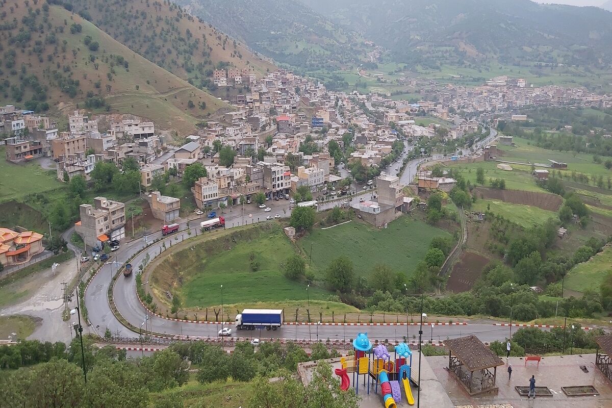 سروآباد در یک روز بهاری بارانی