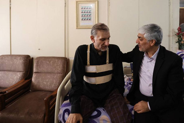 سرپرست وزارت ورزش از دو پیشکسوت عیادت کرد