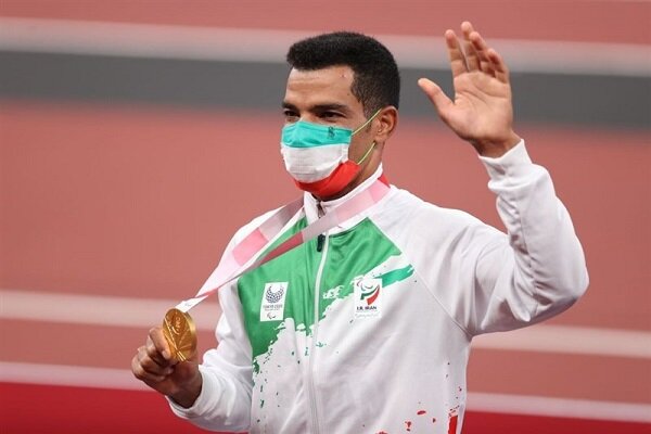 سعید افروز مدال خود را تقدیم رئیس جمهور شهید کرد