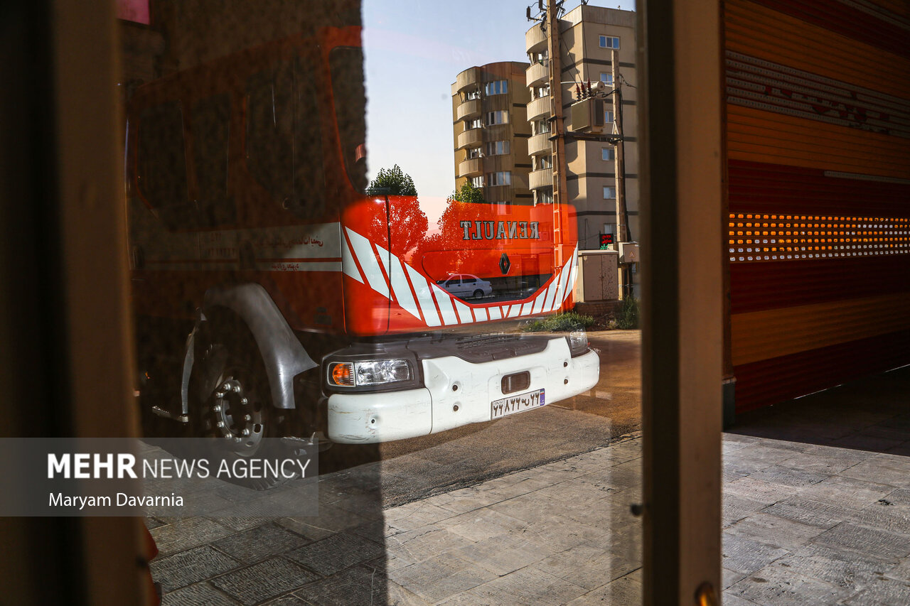 سقوط پسر نوجوان به داخل انقطاع بین دو ساختمان/ نجات مصدوم