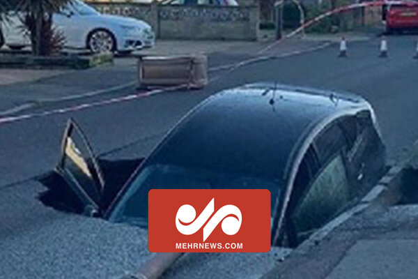 سقوط یک خودرو در فروچاله خیابانی در روسیه