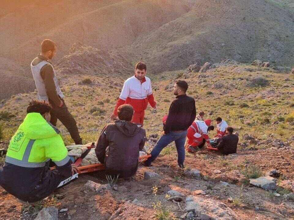 سقوط ۲ گردشگر در ارتفاعات اشتهارد/ یک نفر جان باخت