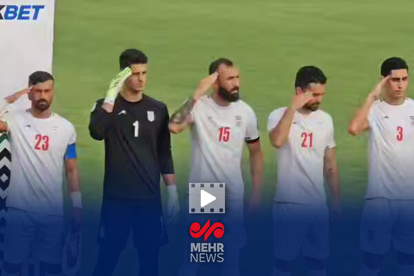 سلام نظامی ملی پوشان فوتبال ایران پیش از شروع دیدار مقابل هند