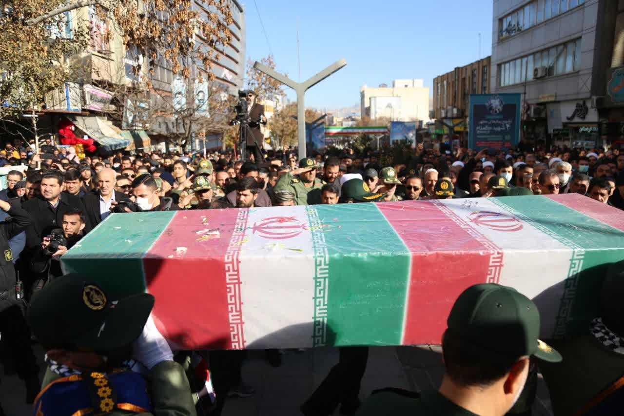 سنندج رنگ و بوی معنوی به خود گرفت/ تشییع پیکر ۴ شهید
گمنام