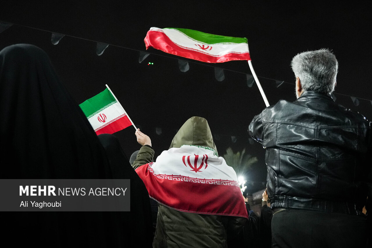 سنندجی ها با حضور در میدان آزادی حامی نیروهای مسلح شدند