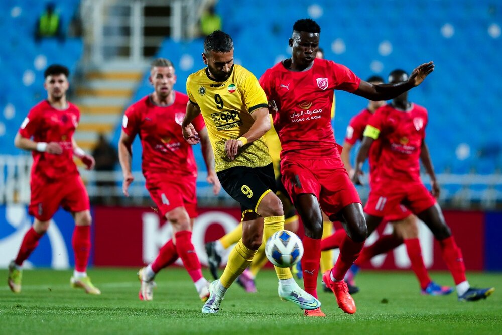 سپاهان بازنده به رختکن رفت/ اخراج عزت الله پورقاز