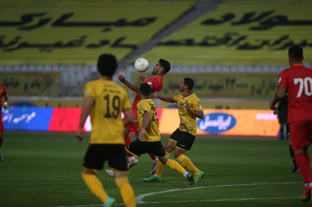 سپاهان فولاد را خم کرد/ تیم نویدکیا به پرسپولیس چسبید