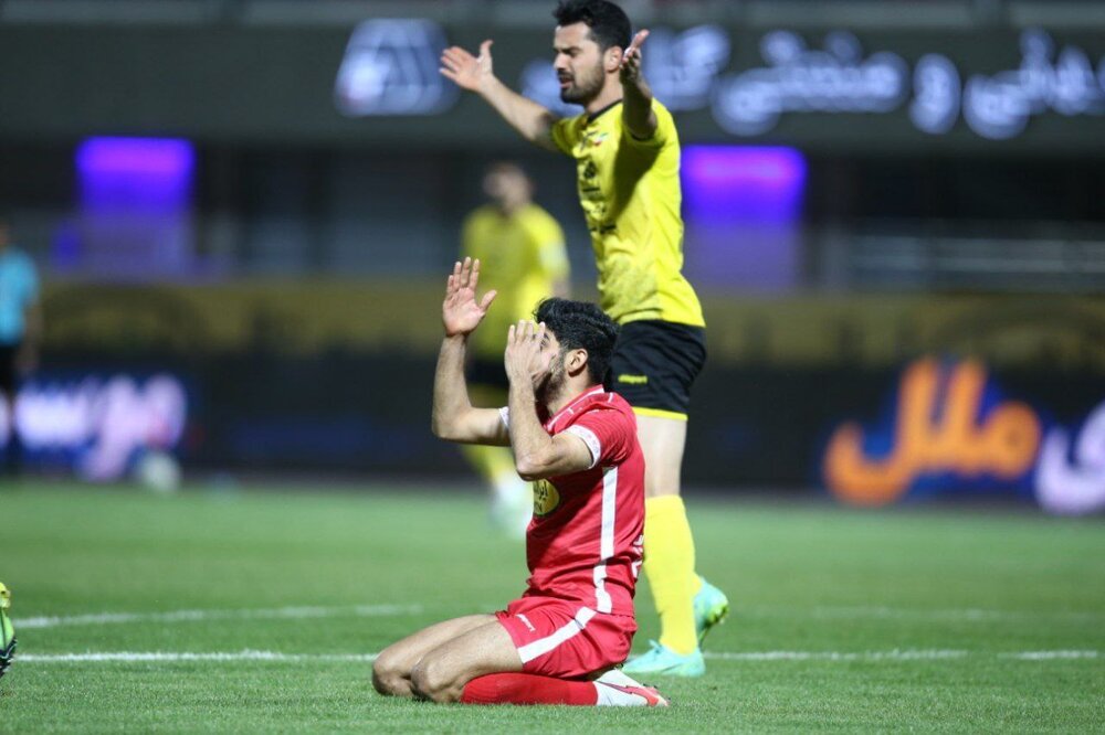 سپاهان قهرمانی را از پرسپولیس گرفت/ باخت سرخ‌ها با اشتباه عجیب لک