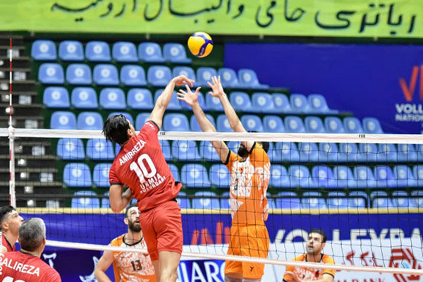 سپاهان همچنان بر ریل پیروزی/هراز آمل پیروز شد