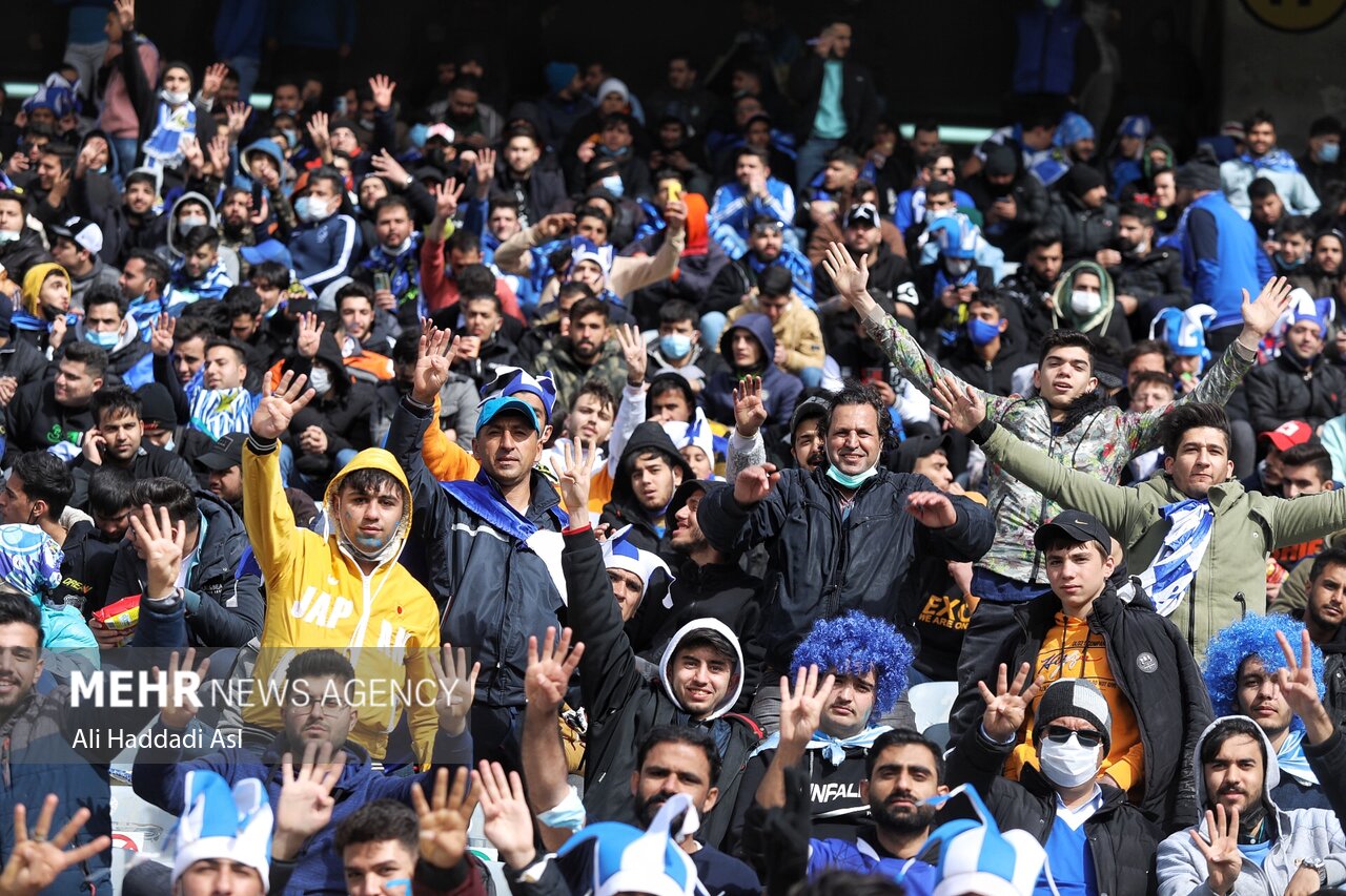 سکوهای ورزشگاه گل گهر پر شد