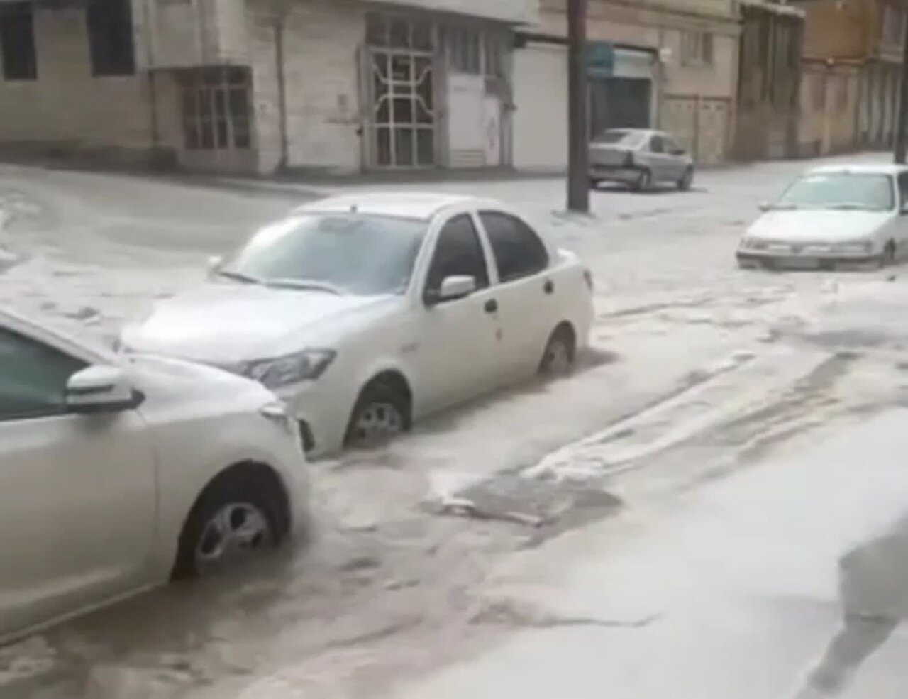 سیل بیسابقه بیجار را در نوردید؛ اختلال در تردد و گرفتاری خودروها