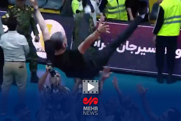 شادی بهروز عطایی و شاگردانش پس از قهرمانی تیم والیبال فولاد سیرجان
