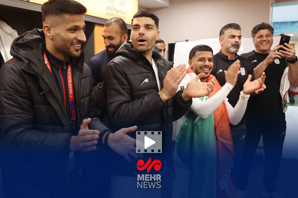 شادی خاص بازیکنان تیم ملی ایران در اتاق کنفرانس