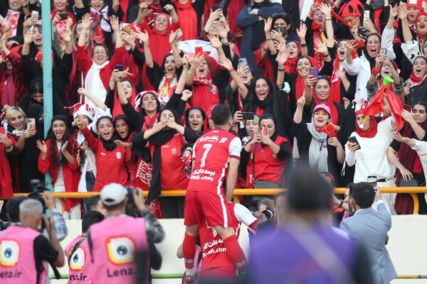 شادی خاص مهاجم هلندی و اقدام جالب گلمحمدی/ مهمان ویژه در آزادی