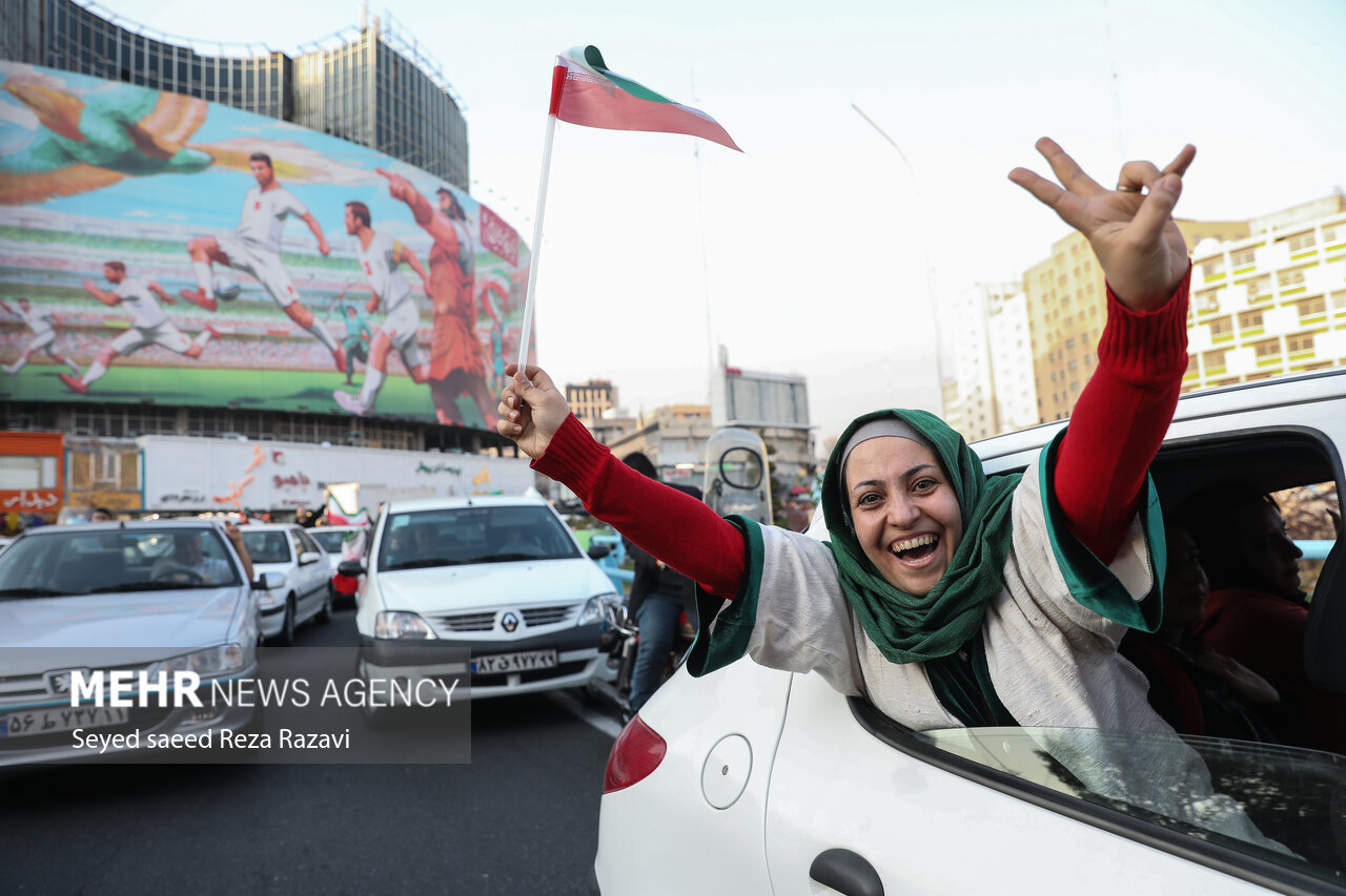 شادی مردم تهران پس از  برد ایران مقابل ولز