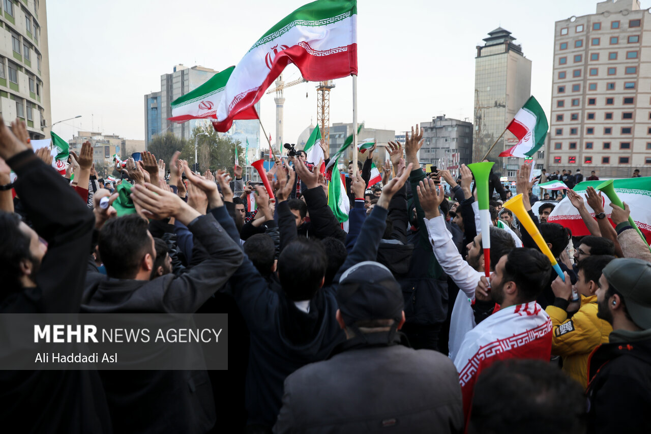 شادی مردم تهران پس از برد ایران مقابل ولز-۲