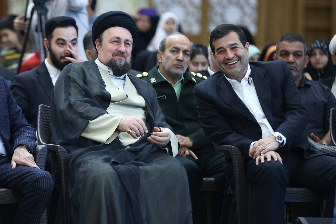 شال پهلوانی توسط وزیر ورزش به یادگار امام (ره) اعطا شد