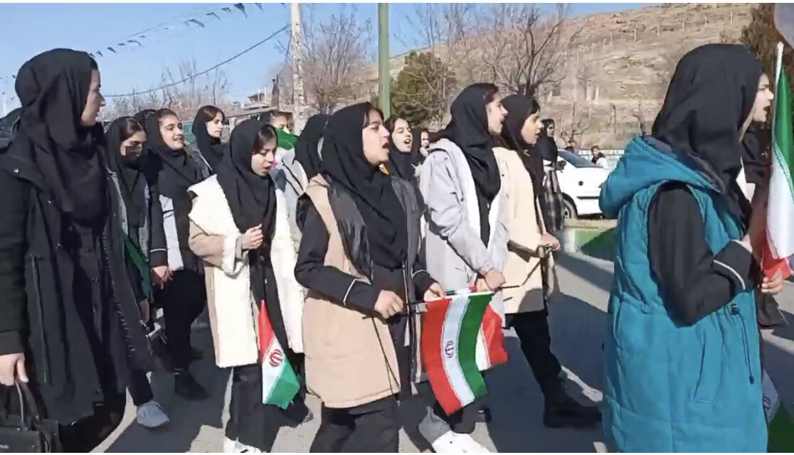 شرکت مردم روستای انذیره پیرانشهر در راهپیمایی ۲۲بهمن