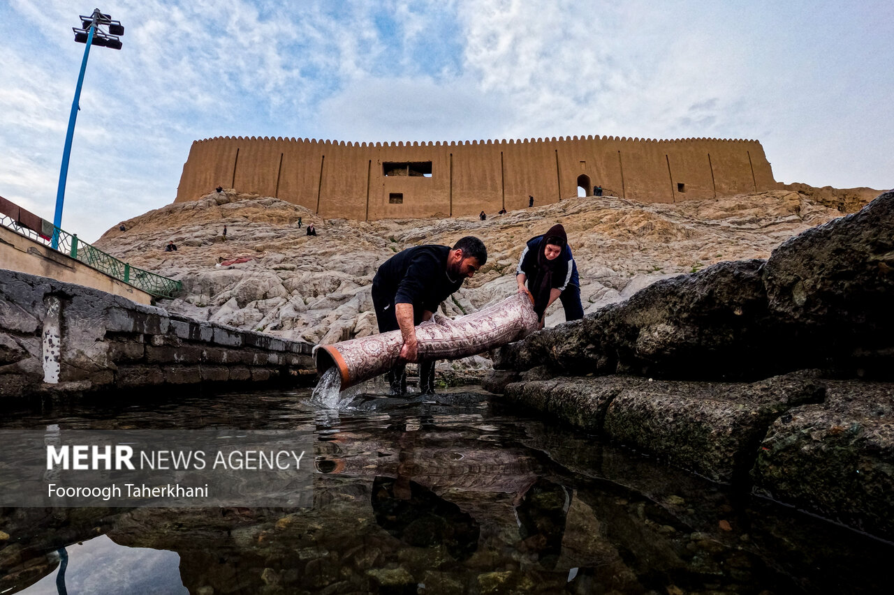 شستن قالی در چشمه هشت هزار ساله