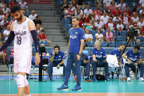 شعار علیه سرمربی و بازیکنان تیم ملی والیبال/ عطایی بایدبرود!