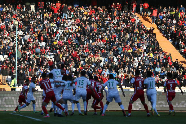 شعار هواداران پرسپولیس علیه عنایتی و خروج نعمتی از لیستسرخپوشان